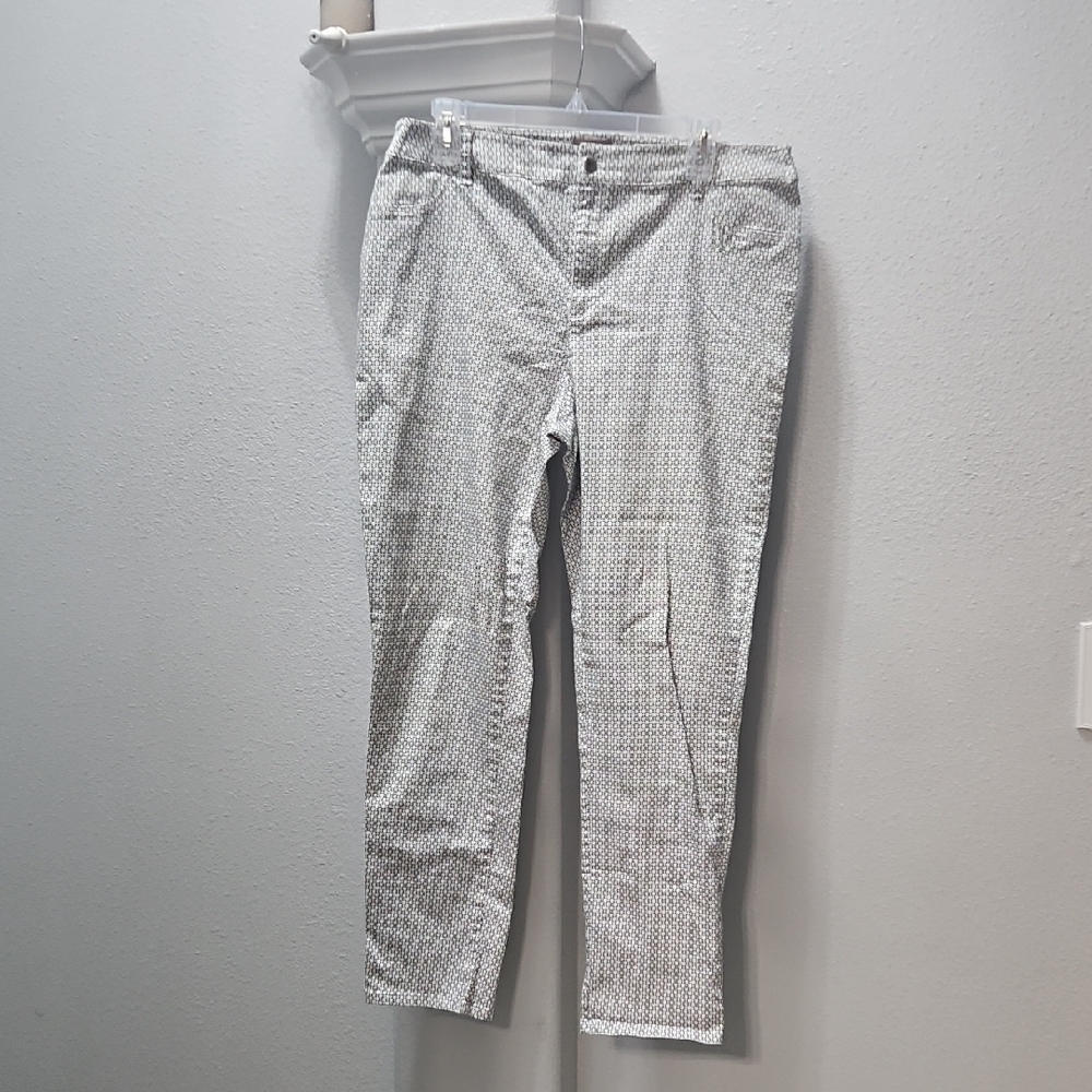 Chico's Black and White Geometric Patterned Capris